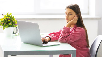 menina a usar computador